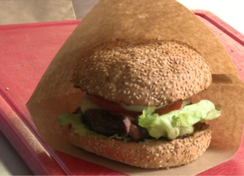 Polacy zamieniają fast food na slow food. Furorę robią burgery z wołowiną