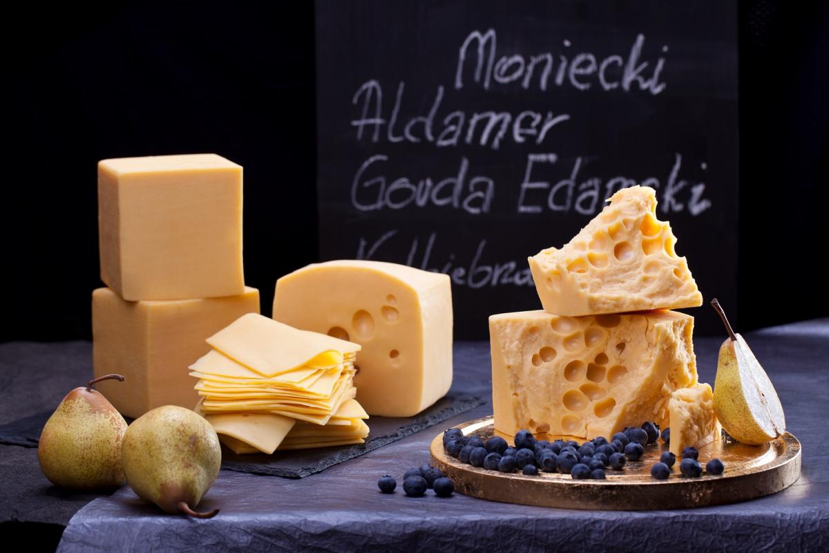 Feta, Gouda, Mozzarella, Roquefort – jak powstają najpopularniejsze gatunki serów