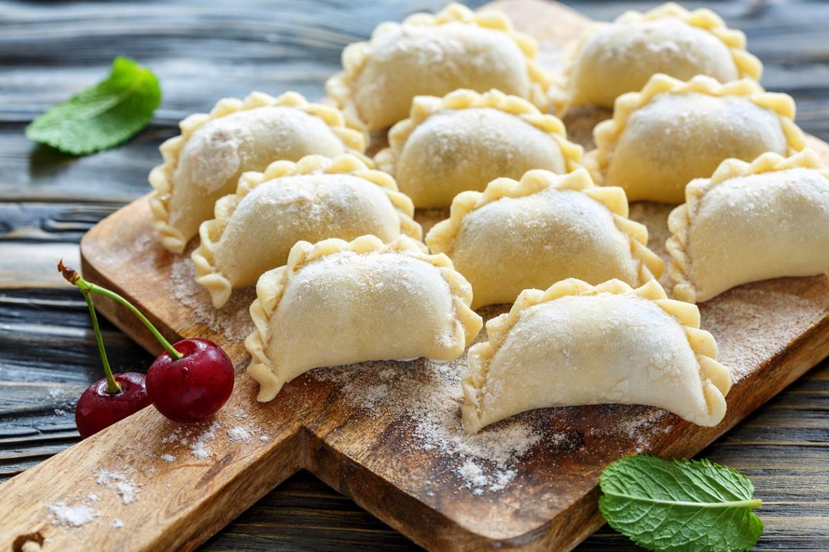 Tradycje kuchni polskiej – pierogi, skąd znalazły się na naszych stołach?